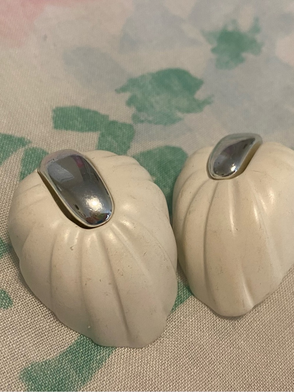 Vintage 80s white sculptural stud earrings with silver accents